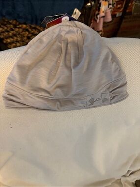 Under Armour Women's Light Gray Performance Skull Cap
